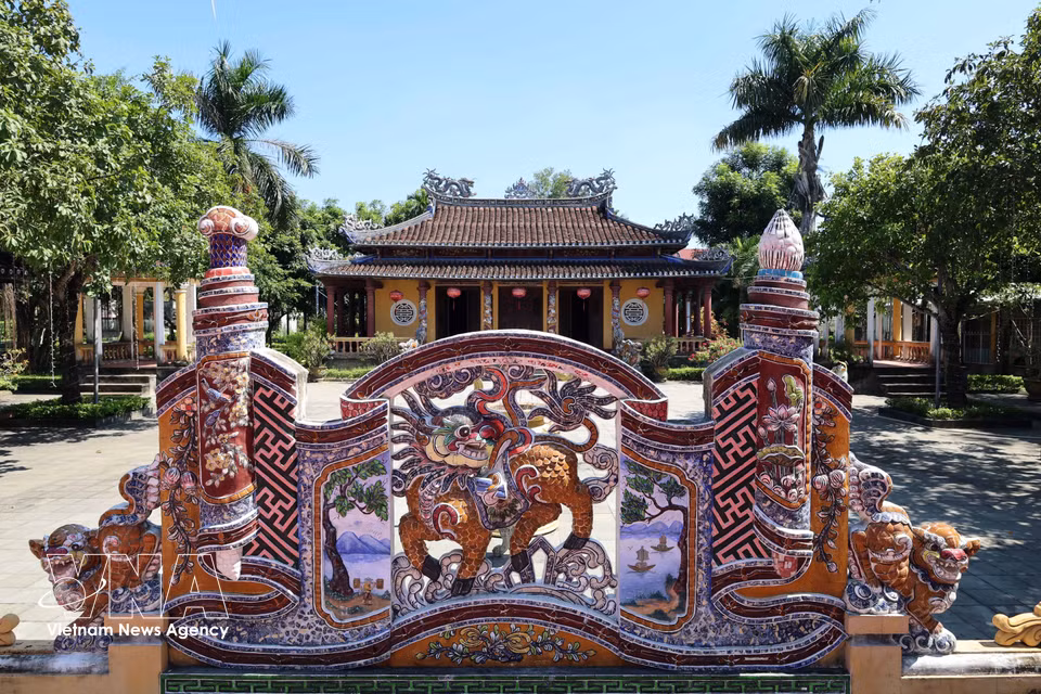 Le remarquable panneau décoratif en mosaïque de céramique du site architectural et artistique national, situé dans le quartier de Ban Thach, ville de Da Nang. Photo : VNA