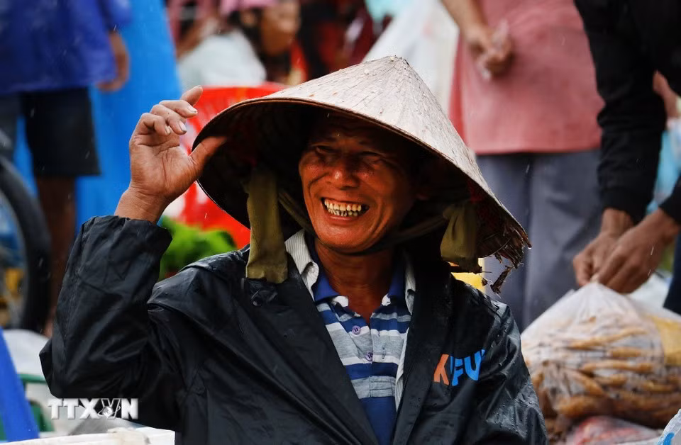 Même les jours de pluie, les vendeurs gardent le sourire et attendent patiemment les clients devant leurs modestes étals.