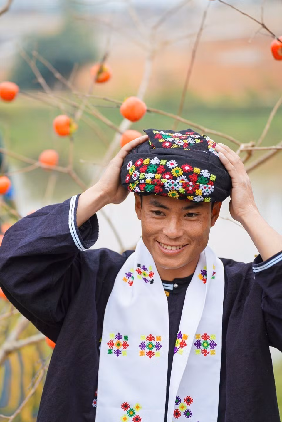 Les costumes des Dao Tien témoignent d'un savoir-faire ancestral unique, mêlant l'art de la broderie à la main et les techniques de teinture à l'indigo. Photo : VNA