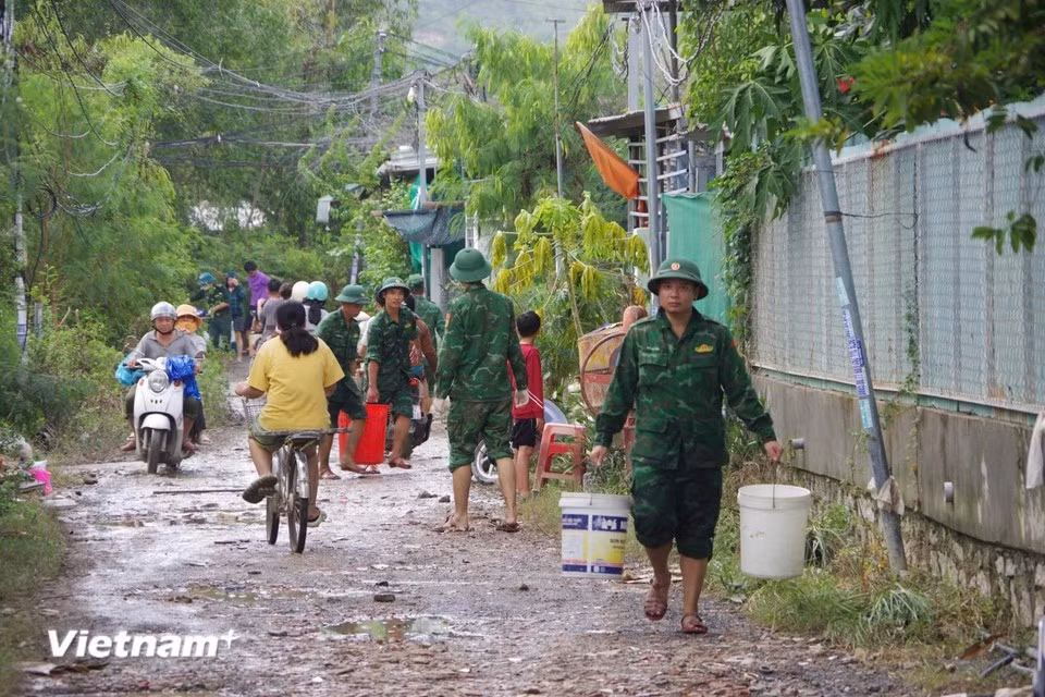 Le poste de garde-frontière du port de Nha Trang a également collaboré avec les forces locales pour nettoyer la boue, évacuer les déchets et déboucher les égouts après les inondations. Photo : VNA