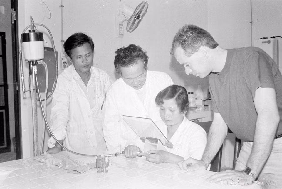 Après la réunification du pays, le secteur de la santé a accompli des progrès significatifs et obtenu des résultats importants en matière de soins et de protection de la santé de la population. Photo : VNA