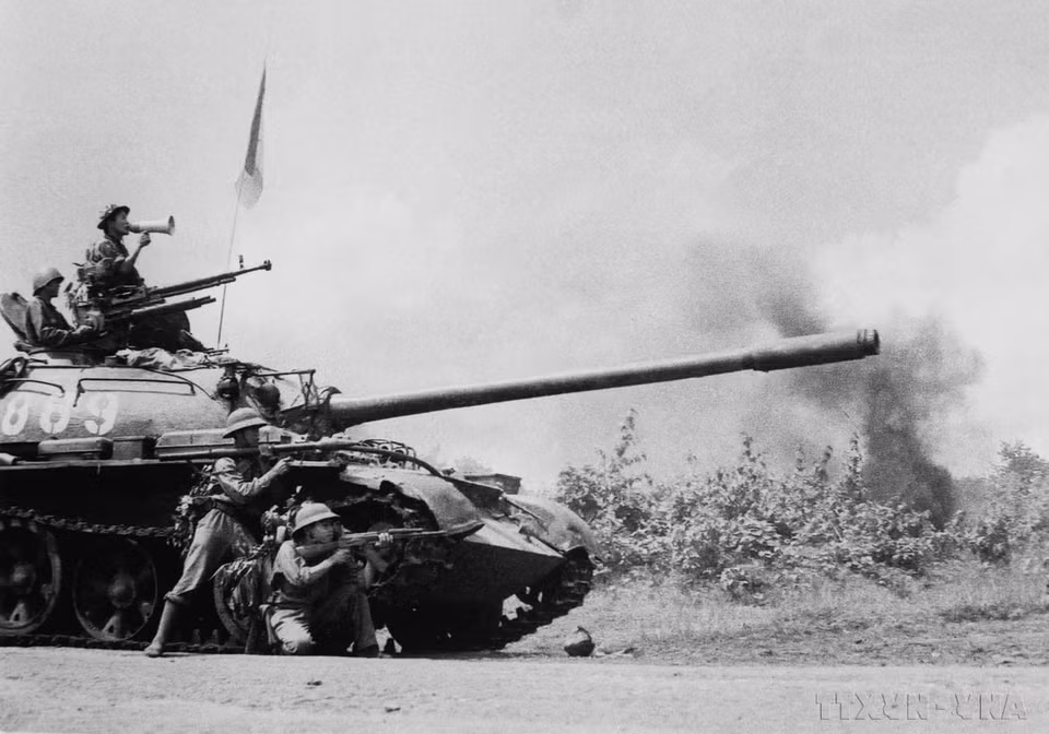 Les chars de l'Armée de libération du Vietnam attaquent la ville de Buon Ma Thuot, le 10 mars 1975. Photo : VNA
