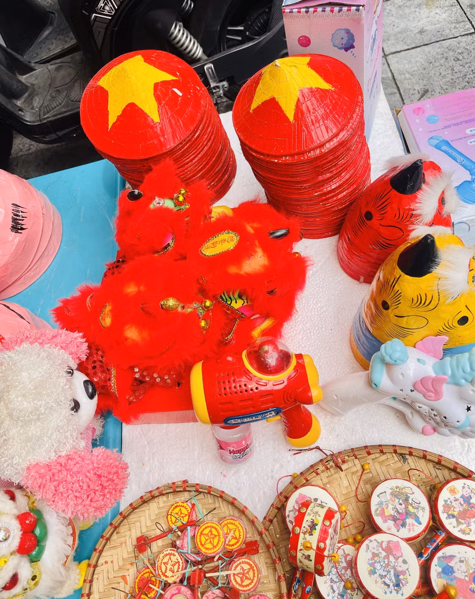 Les magasins de la rue Hàng Ma (quartier de Hoàn Kiêm, à Hanoï) sont très bien achalandés. Photo : VNA