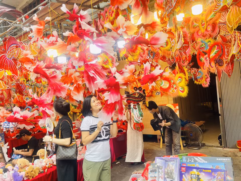 Juste avant la Fête de la mi-automne, la rue Hàng Ma devient une destination extrêmement populaire. Elle attire de nombreuses personnes, non seulement pour y acheter des décorations et des jouets, mais aussi et surtout pour y prendre des selfies et des photos souvenirs. Photo : VNA