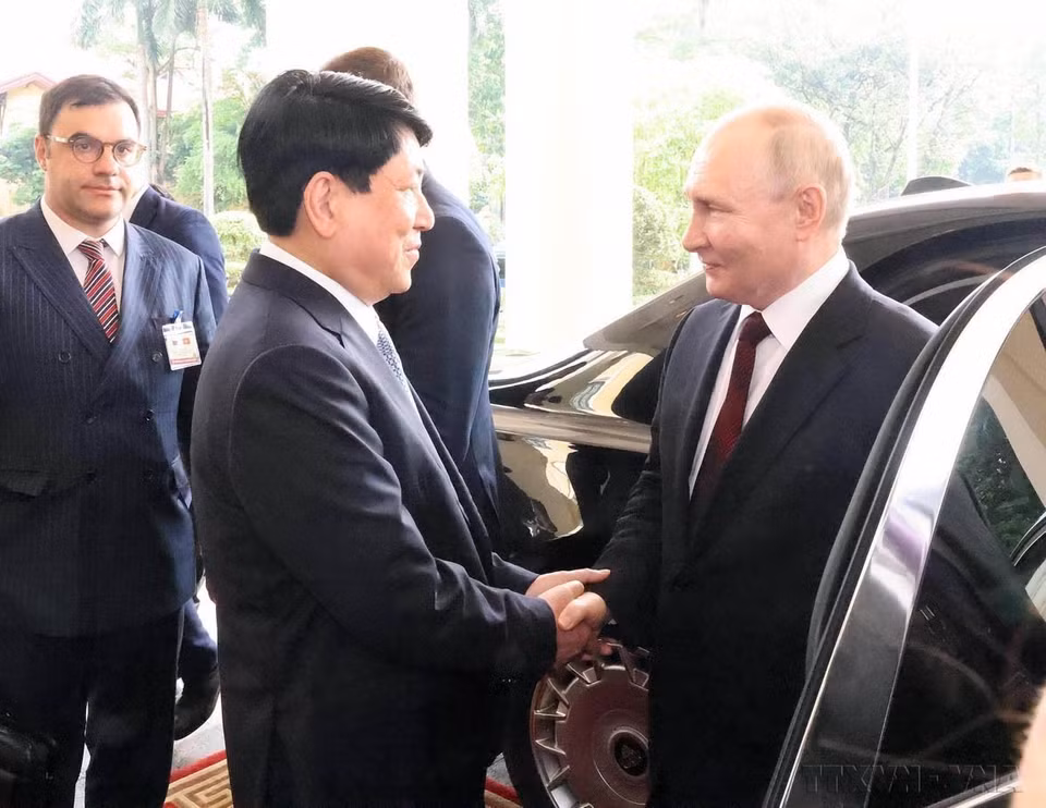 Luong Cuong, membre du Bureau politique, permanent du Secrétariat du Parti, accueille le 20 juin 2024 à Hanoï le président russe Vladimir Poutine. Photo : VNA