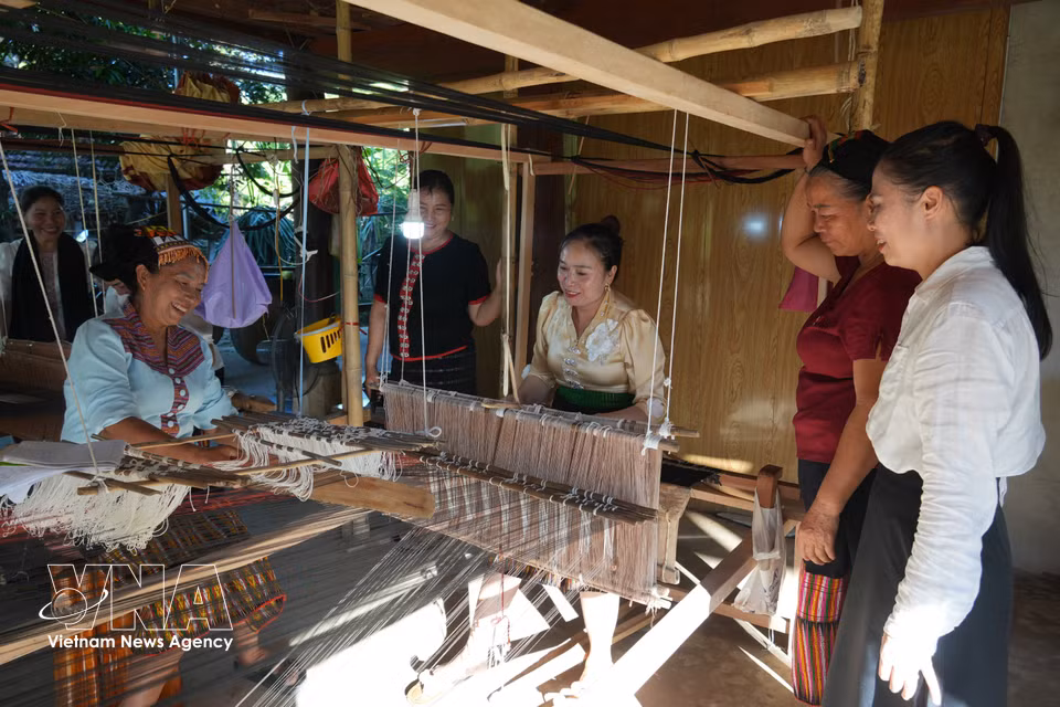 Dans de nombreux villages de l’ouest de Nghe An, le savoir-faire du tissage du brocart se transmet de génération en génération, donnant naissance à des produits emblématiques de la culture de l’ethnie Thai. Photo : VNA