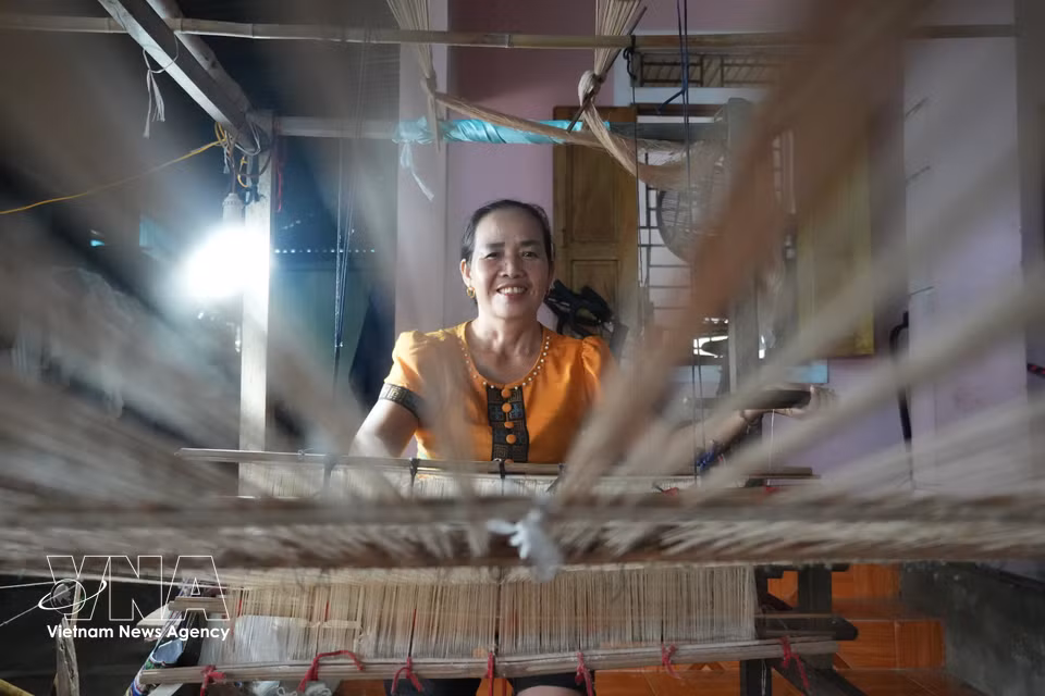 Selon l’artisane Ha Thi Hang, responsable du village de tissage de Xieng, dans la commune de Mon Son, la diversification des produits en brocart permet d’attirer davantage de visiteurs. Photo : VNA