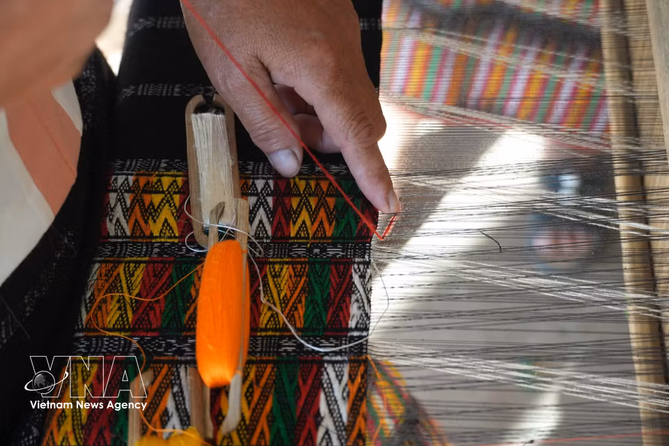 Outre l’exposition de leurs produits, les artisans peuvent présenter les différentes étapes du tissage, expliquer les motifs, inviter les visiteurs à s’essayer au métier à tisser et leur proposer des souvenirs représentatifs de la culture de l’ethnie Thai. Photo : VNA