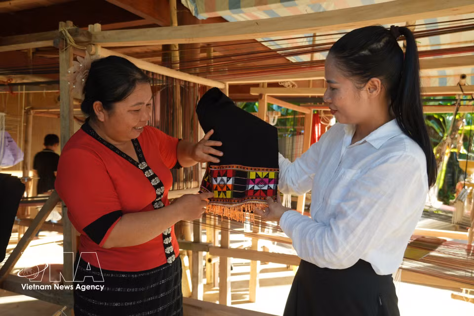 En apprenant à confectionner ces produits, les femmes découvrent également la signification des motifs traditionnels, étroitement liés à la culture et aux coutumes de l’ethnie Thai. Photo : VNA