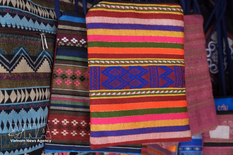 Outre les vêtements traditionnels, les artisans de l’ethnie Thai diversifient leur production en confectionnant des écharpes, des sacs, de petits portefeuilles, des protège-carnets et des souvenirs. Ces articles associent motifs traditionnels et usages modernes, contribuant à préserver l’identité culturelle de l’ethnie Thai tout en répondant aux nouvelles attentes des consommateurs. Photo : VNA