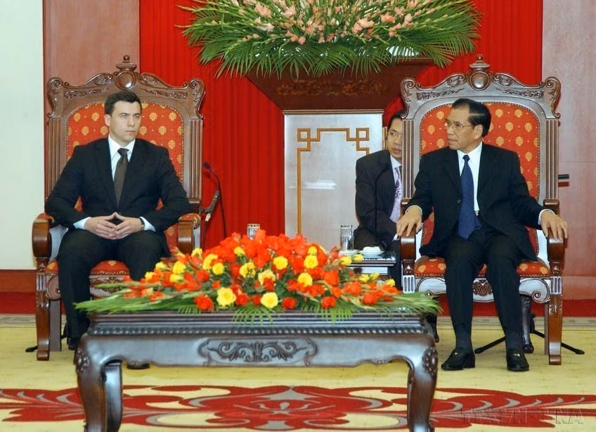 Le secrétaire général du Parti Nong Duc Manh (droite) reçoit le président de l'Alliance de la gauche démocratique, Wojciech Olejniezak, lors de sa visite au Vietnam, le 4 décembre 2007. Photo : VNA