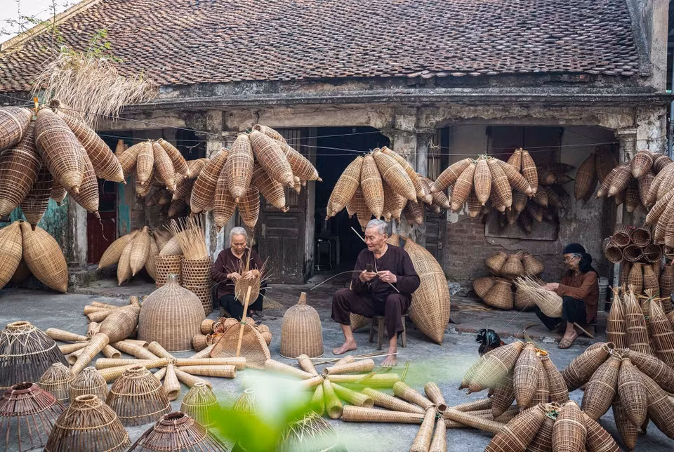Les anciens du village s'assoient ensemble pour tisser les nasses, préservant et promouvant ainsi cet artisanat traditionnel tout en générant un revenu complémentaire. Photo : VNA