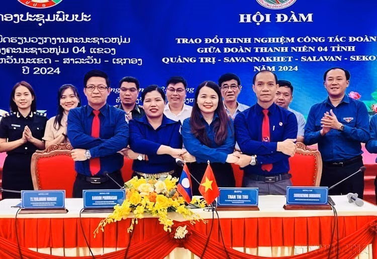 L'Union provinciale de la jeunesse de Quang Tri (Vietnam) et les organisations de jeunesse de Savannakhet, Salavan et Sekong (Laos) ont signé un message conjoint le 28 août 2024. Cette signature a eu lieu lors d'une réunion d'amitié entre les quatre provinces, axée sur l'échange d'expériences en matière de travail et de mouvements de jeunesse.. Photo : VNA