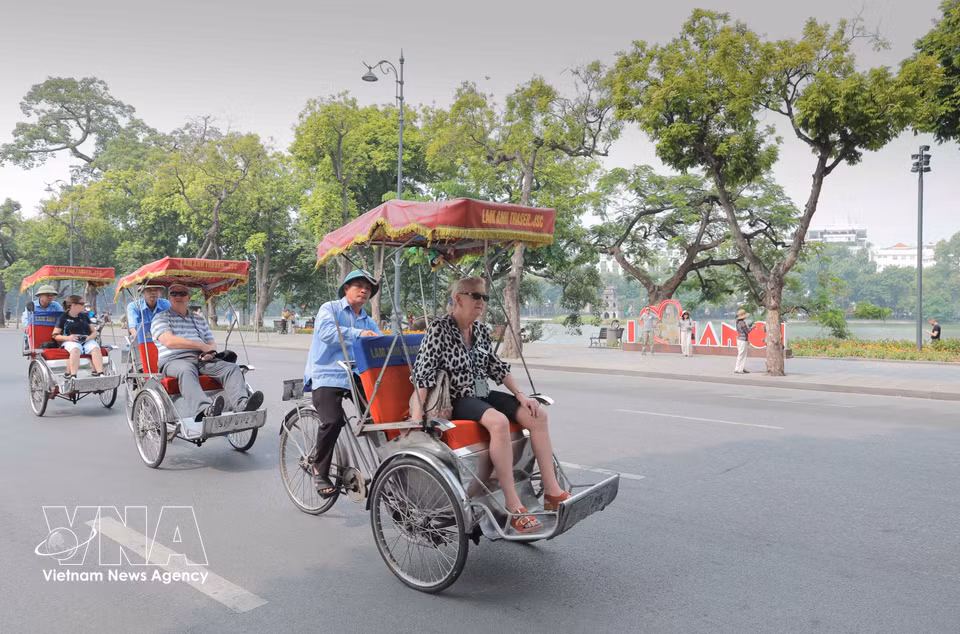 Touristes autour du lac Hoan Kiem.