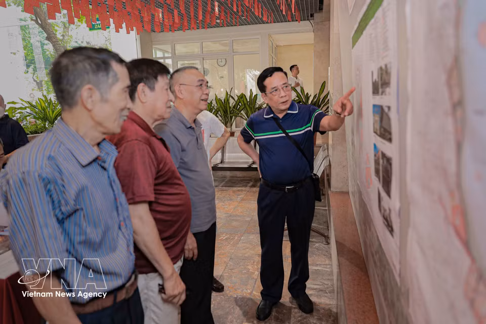 Des habitants manifestent leur intérêt et apportent activement leurs contributions au projet d’aménagement du lac Hoan Kiem et de ses environs.