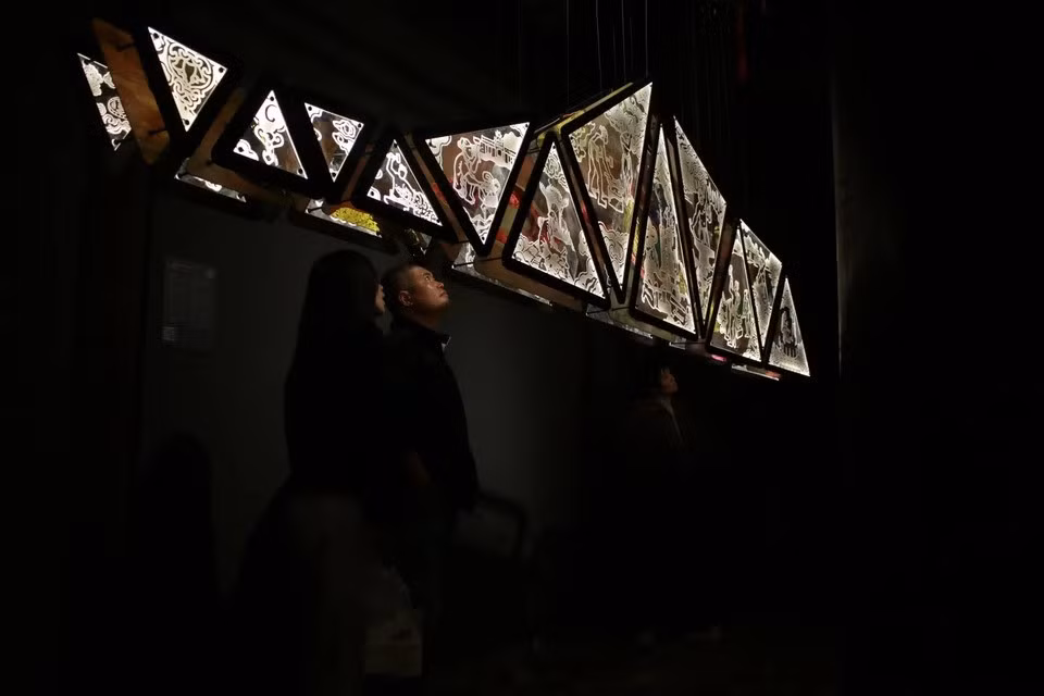 L'image la plus reconnaissable est ce pont Long Bien, reflet de la beauté et de la valeur de l'artisanat traditionnel, de la culture et de l'histoire de l'ancien Thang Long. Photo : VNA