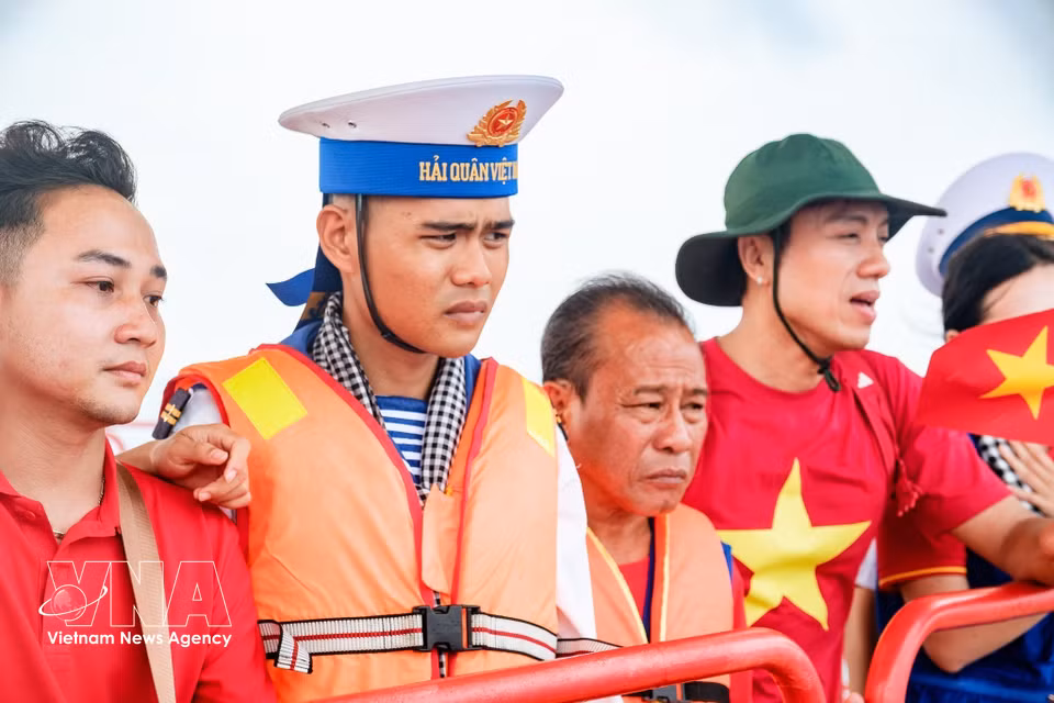 Le soldat Pham Hong Duc Anh et son père, accompagnés d’artistes de la délégation de Hô Chi Minh-Ville, rendent visite aux militaires de la plateforme DKI/10.