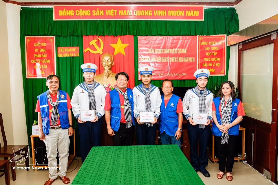 Un représentant de la délégation de Hô Chi Minh-Ville remet des cadeaux d’encouragement aux parents et aux soldats en mission sur la plateforme DKI/10.