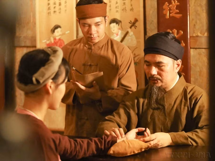 Consultation médicale gratuite et bilan de santé utilisant des méthodes de médecine traditionnelle dans le cadre d'une série d'activités visant à promouvoir l'image de la rue artisanale de Lan Ong, en faire une destination incontournable pour tous ceux qui s'intéressent à la culture vietnamienne, à la médecine traditionnelle et au bien-être. Photo : VNA