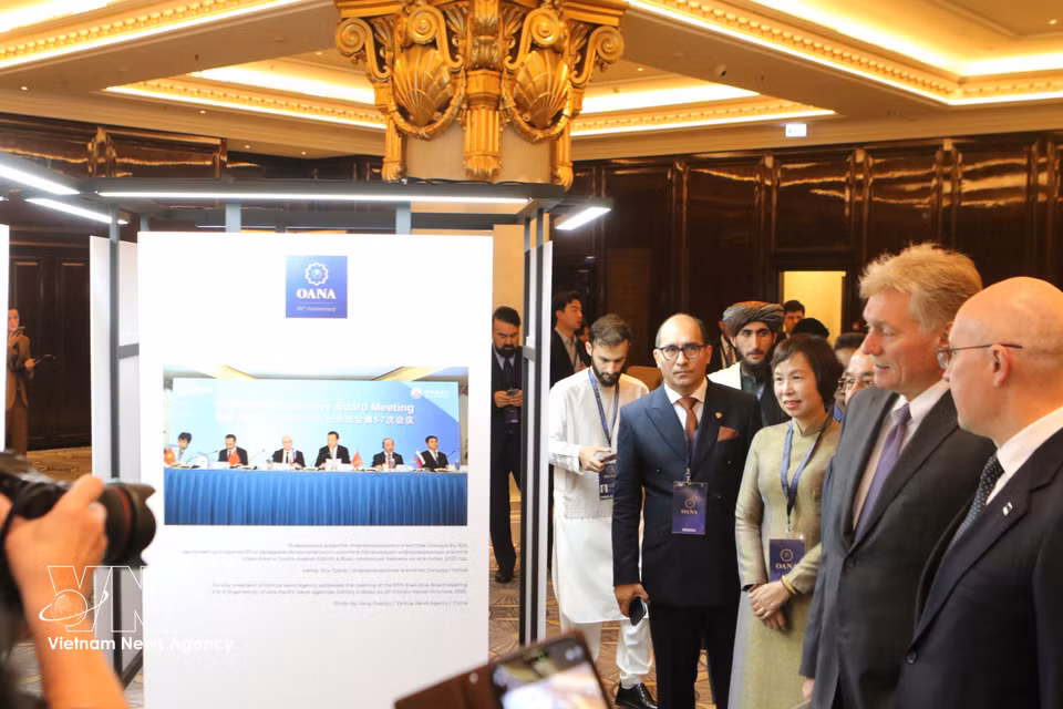 Parmi les visiteurs figuraient la directrice générale de la VNA Vu Viet Trang, le porte-parole du Kremlin Dmitri Peskov ainsi que le directeur général de TASS Andrey Kondrashov.