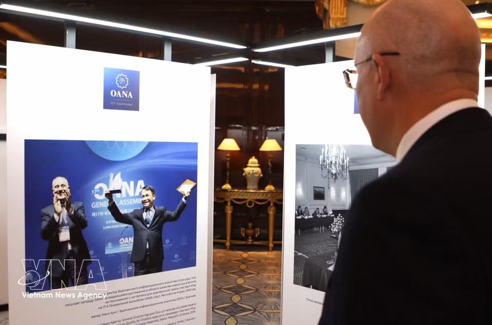 L’exposition présente également une photographie de Nguyen Duc Loi, alors directeur général de la VNA, recevant en 2019 le Prix d’excellence de l’OANA pour la qualité de l’information.