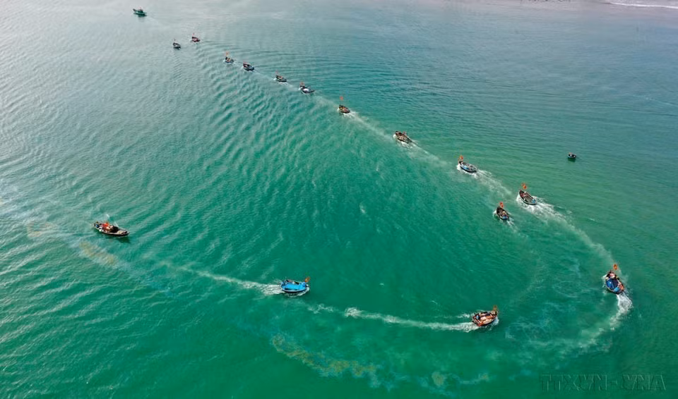 Les pêcheurs de Da Nang partent en mer après la fête "Cau ngu" (Prière pour la bonne pêche). C'est une tradition de longue date dans les communautés de pêcheurs. Elle est organisée pour prier pour une pêche abondante, la sécurité en mer et la prospérité de la communauté. Elle illustre également l'identité culturelle locale, tout en contribuant à la préservation et au développement des valeurs culturelles maritimes du pays. Photo : VNA