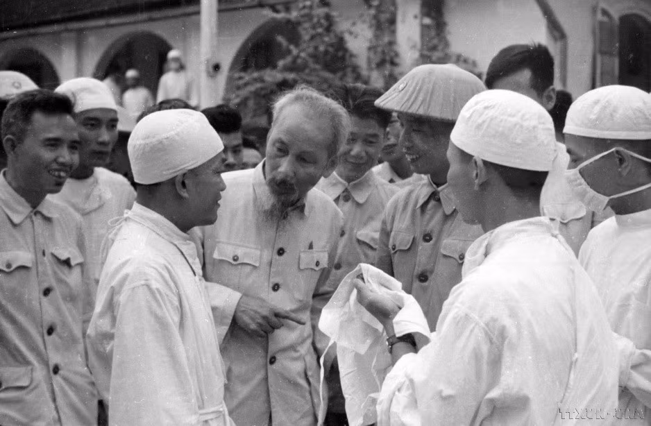 Le président Ho Chi Minh avec des médecins de l'hôpital militaire 7, Hai Phong, en mai 1957. Photo : VNA