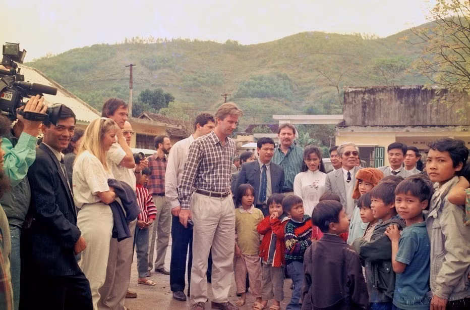 Le 4 décembre 1994, le Prince héritier du Royaume de Belgique Philippe visite le district de Da Bac, province de Hoa Binh (Nord). Photo : VNA
