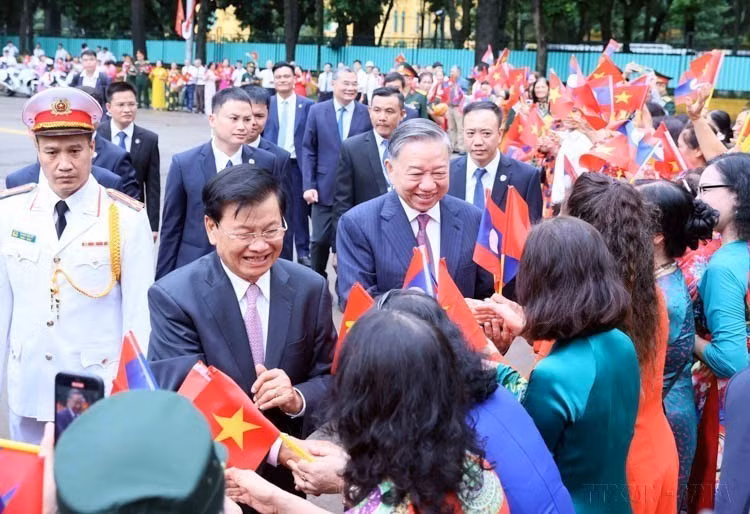 Les habitants de Hanoï accueillent chaleureusement le secrétaire général et président lao Thongloun Sisoulith lors d'une visite d'État au Vietnam, le 10 septembre 2024. Photo : VNA