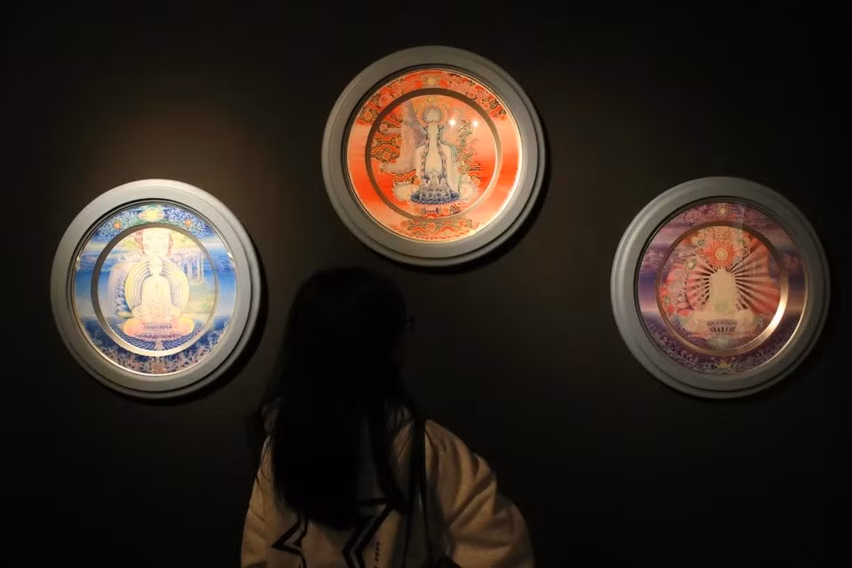 L'œuvre "La Lumière du Temps" est une série de cinq peintures, chacune réalisée sur un plateau d'aluminium. L'artiste s'est inspiré du chiffre 5, central dans la philosophie des Cinq Éléments (Terre, Eau, Feu, Air, Métal), pour créer une œuvre qui évoque le passage du temps et les cycles de la nature. Photo : VNA
