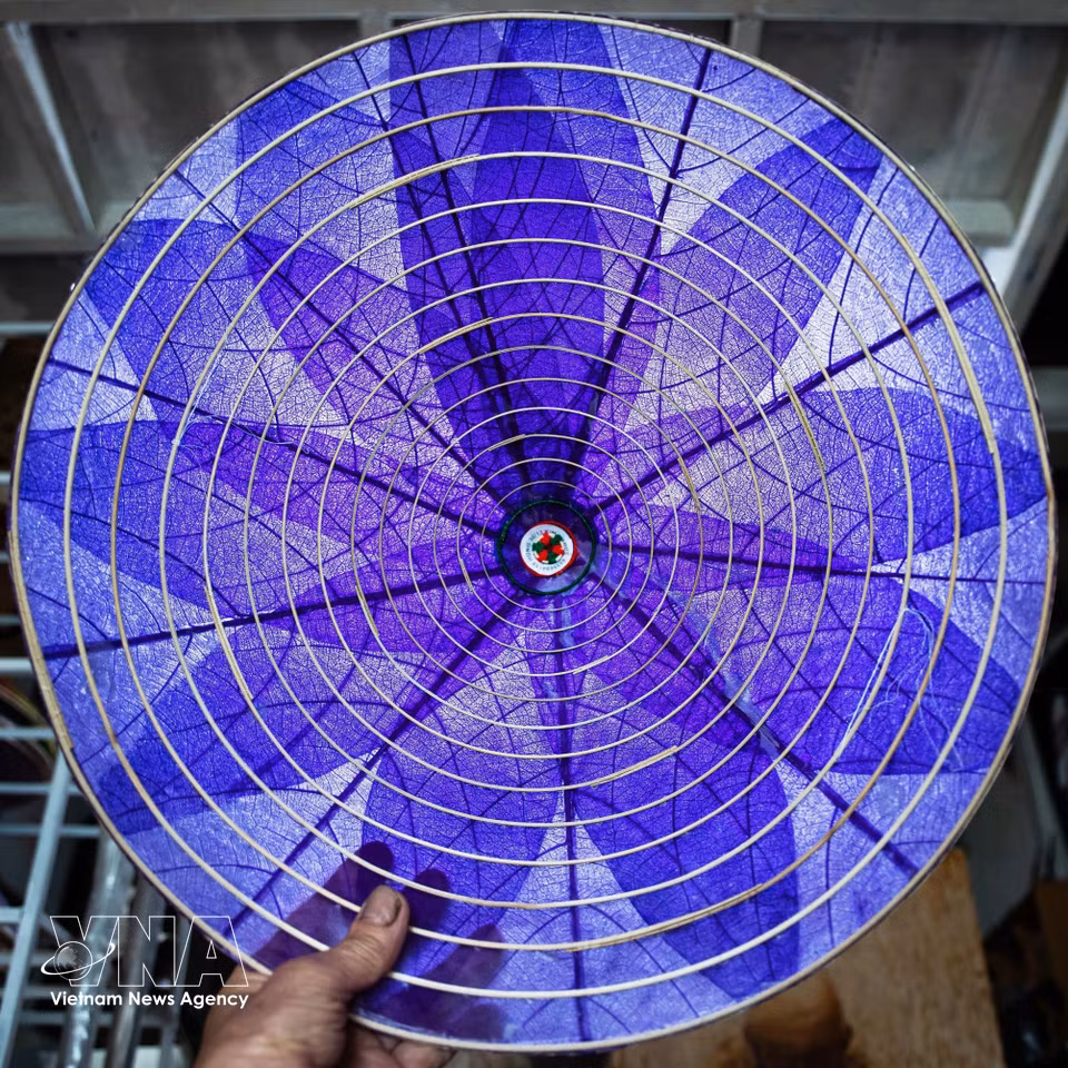 Le chapeau en feuilles de palmier impressionne par sa transparence, sa légèreté et la beauté naturelle de la structure de la feuille.