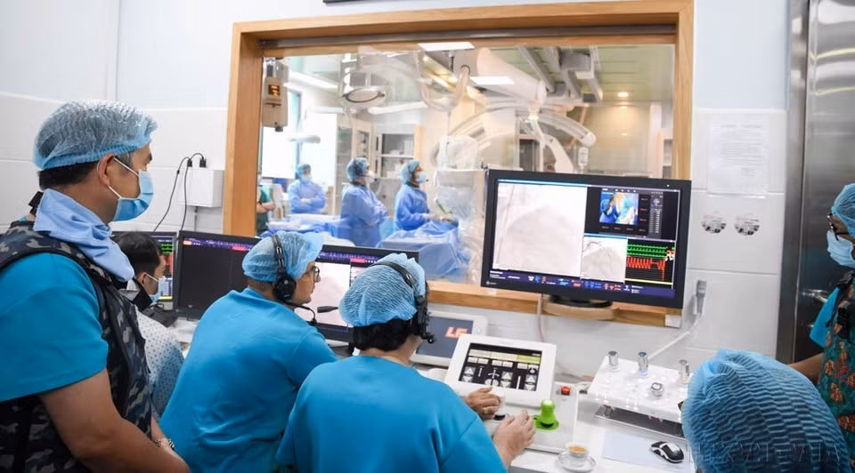 Les médecins de l'hôpital cardiovasculaire de la ville de Can Tho contrôlent des robots à distance pour réaliser une intervention coronarienne sur des patients à l'intérieur de la salle d'intervention. Cet événement marque une étape importante pour le Vietnam, qui devient le premier pays d'Asie du Sud-Est à posséder cette technologie et à mettre en œuvre cette technique avancée, plaçant ainsi le Vietnam parmi les pays pratiquant des interventions coronariennes assistées par robot. Photo : VNA