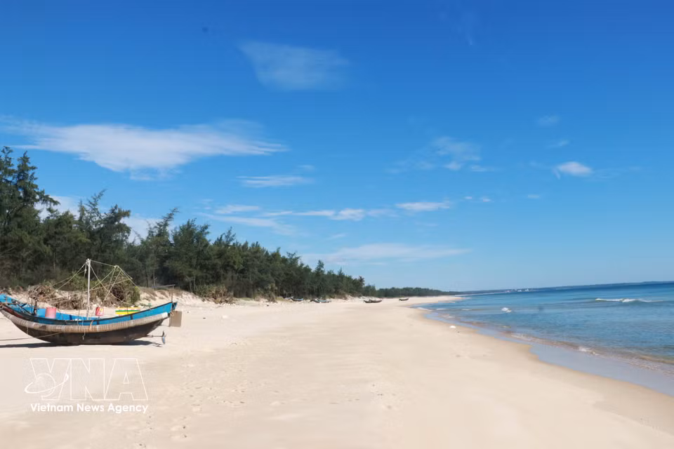 La plage de la commune de Cua Viet, dans la province de Quang Tri, se distingue par son sable blanc et fin et ses eaux cristallines. Photo : VNA