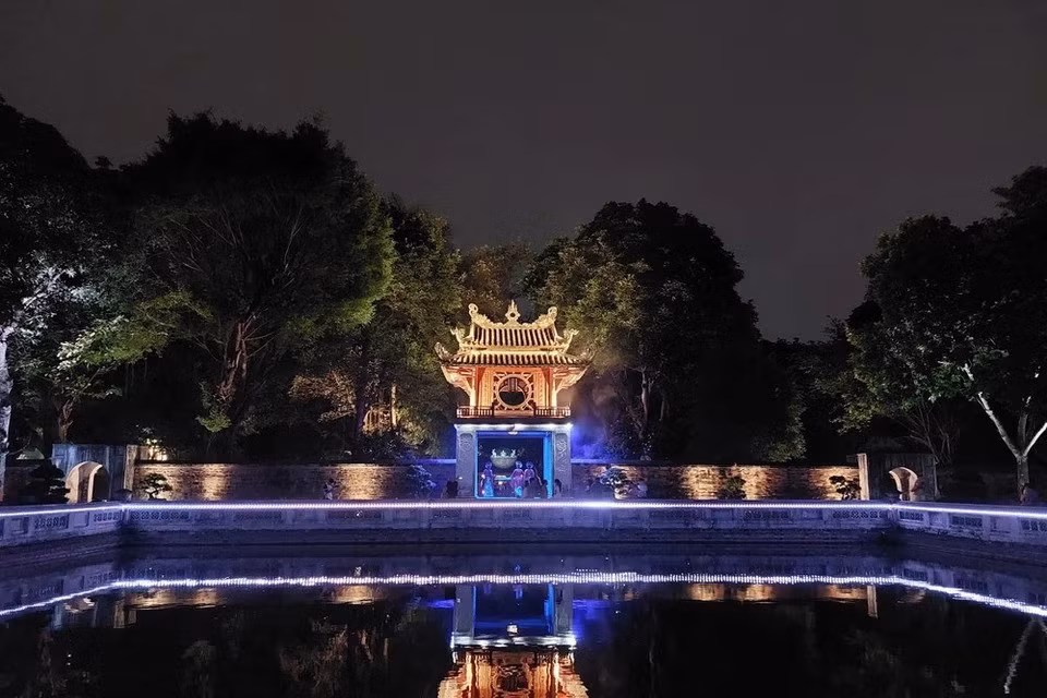Situé au cœur du site des reliques, à proximité des stèles doctorales et du pavillon Khue Van Cac, le puits Thien Quang est bien plus qu'une simple source d'eau. Considéré comme le lien entre le ciel et la terre, il incarne la pureté et la sagesse. Photo : VNA