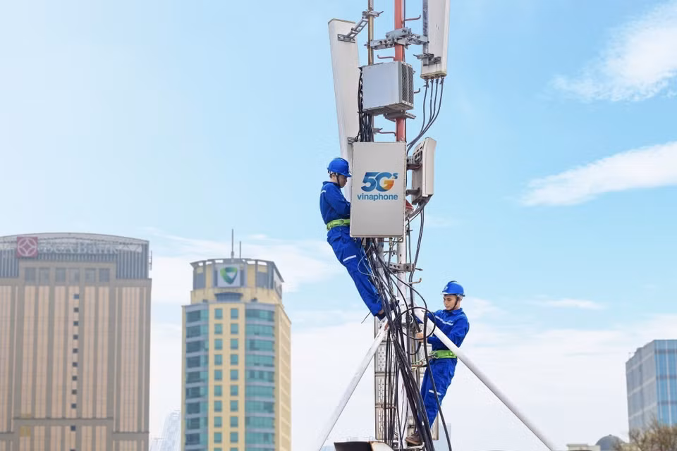 Le groupe VNPT intensifie ses efforts pour étendre rapidement la couverture de son réseau VinaPhone 5G à l'ensemble du territoire vietnamien, en installant de nouvelles infrastructures et stations de transmission. Photo : VNA
