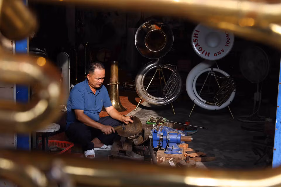 La réalisation de chaque pièce d'un instrument en laiton demande un savoir-faire artisanal pointu. Photo : VNA