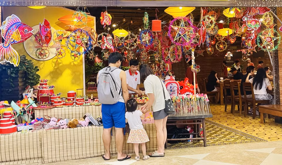 Point de vente de jouets pour la Fête de la mi-automne dans la zone urbaine Royal City (Hanoï). Photo : VNA