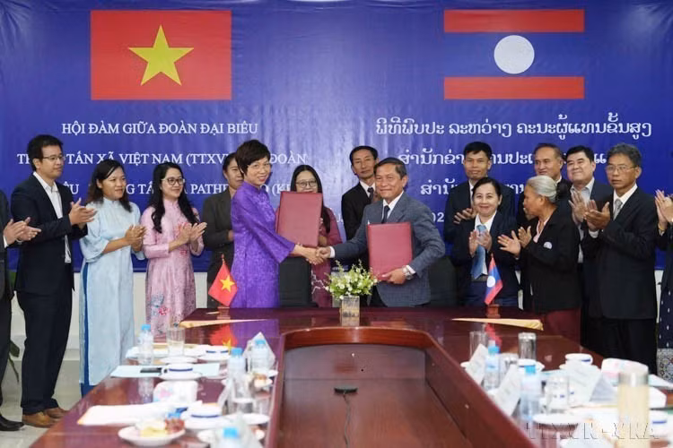 La directice générale de la VNA, Vu Viet Trang, et le directeur général de la KPL, Vannasin Simmavong, échangent un protocole de coopération (Vientiane, 20 novembre 2024). Photo : VNA