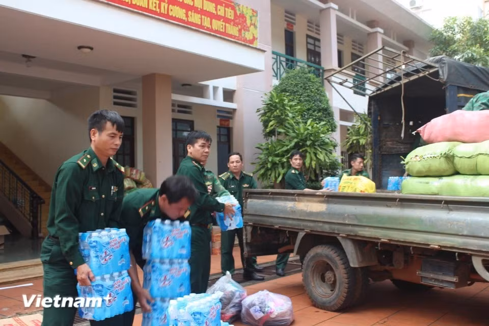 Dans les quartiers de Xuan Dai et Song Cau, le poste de garde-frontière de Xuan Dai a distribué 300 colis de secours et fourni 150 bidons d’eau potable aux habitants. Photo : Vietnam+