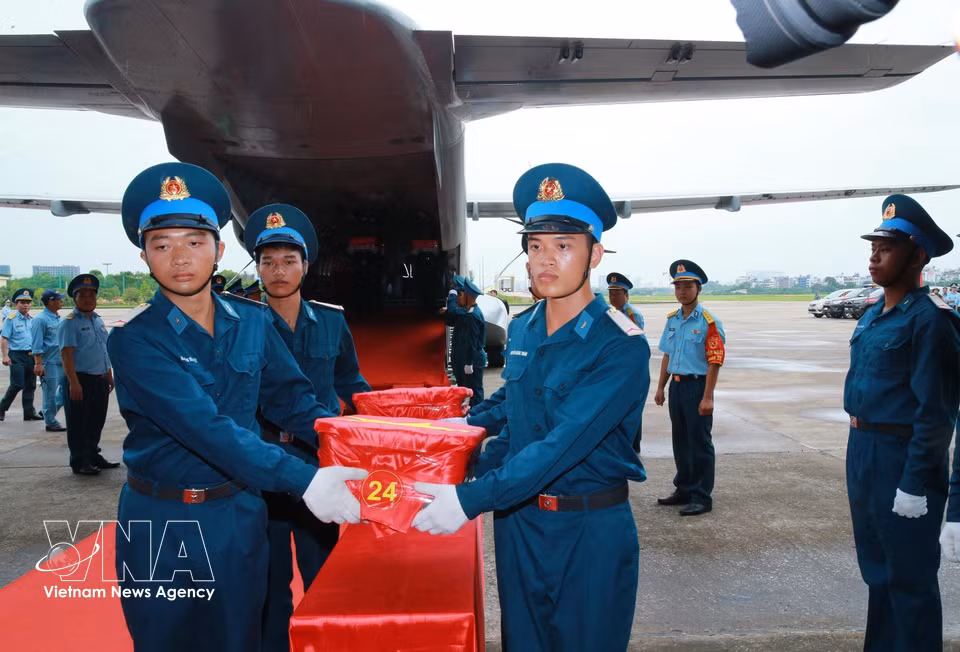 Une cérémonie solennelle s’est tenue à l’aéroport de Gia Lâm pour le transfert des dépouilles des soldats tombés au combat depuis l’avion, avant leur prise en charge dans le cadre d’un service commémoratif.
