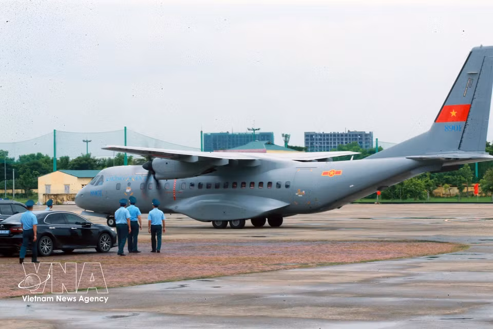 Un vol spécial transportant plus de 7 000 échantillons de restes de martyrs, depuis l’aéroport de Tân Son Nhât (Hô Chi Minh-Ville), a atterri à l’aéroport de Gia Lâm (Hanoï). Photo : VNA