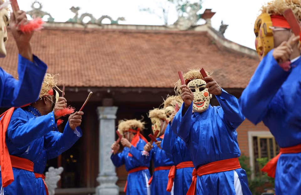 La danse folklorique Xuân Pha (Tro Xuân Pha), originaire de la province de Thanh Hoa (Centre), a été reconnue patrimoine culturel immatériel national. Photo : VNA