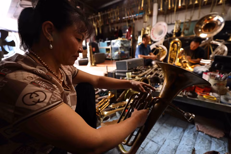 L'apprentissage mutuel et la transmission des connaissances ont permis aux villageois de Pham Phao de maîtriser l'art de la réparation des trombones et trompettes. Photo : VNA