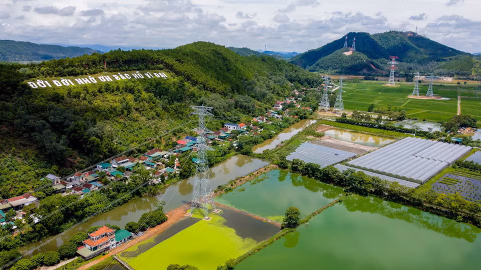 En septembre 2024, la ligne de transmission d’électricité 500 kV - circuit 3 de Quang Trach, dans la province de Quang Binh (Centre) reliant à Phô Nôi dans la province de Hung Yên (Nord) a été inaugurée, contribuant à augmenter l’approvisionnement en électrique du Nord ainsi qu'à promouvoir le développement économique régional. Photo : VNA