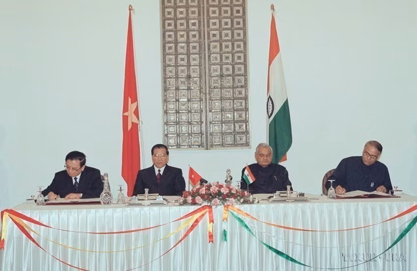 Le 1er mai 2003, à New Delhi, le secrétaire général du Parti Nong Duc Manh et le Premier ministre indien Atal Bihari Vajpayee assistent à la cérémonie de signature de la « Déclaration conjointe sur le cadre de coopération intégrale entre le Vietnam et l'Inde à l'aube du 20e siècle ». Photo : VNA