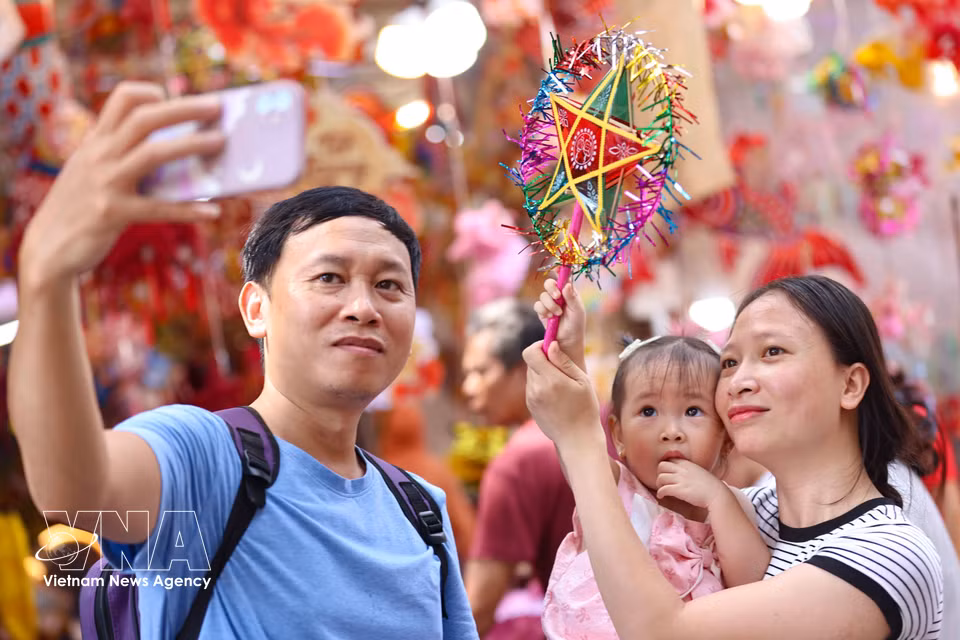 La rue Hang Ma offre un décor haut en couleur aux familles venues immortaliser leurs moments de fête.