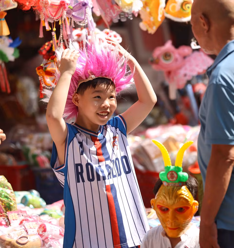 La rue Hang Ma devient un véritable royaume des enfants à l’approche de la Fête de la Mi-Automne.