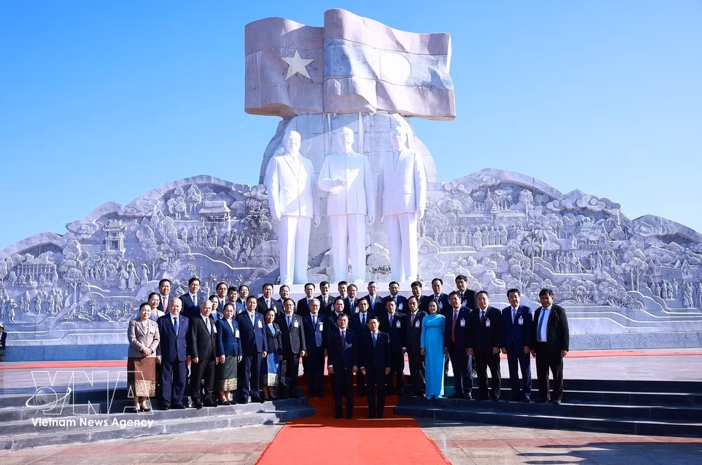 vnanet-thu-tuong-le-minh-hung-va-thu-tuong-lao-saleumxay-kommasith-den-dang-hoa-tai-cum-tuong-dai-chu-tich-ho-chi-minh-chu-tich-kayone-phomvihane-chu-tich-suphanuvong-trong-cong-vien-huu-nghi-lao-viet-nam-anh-ttxvn.jpg