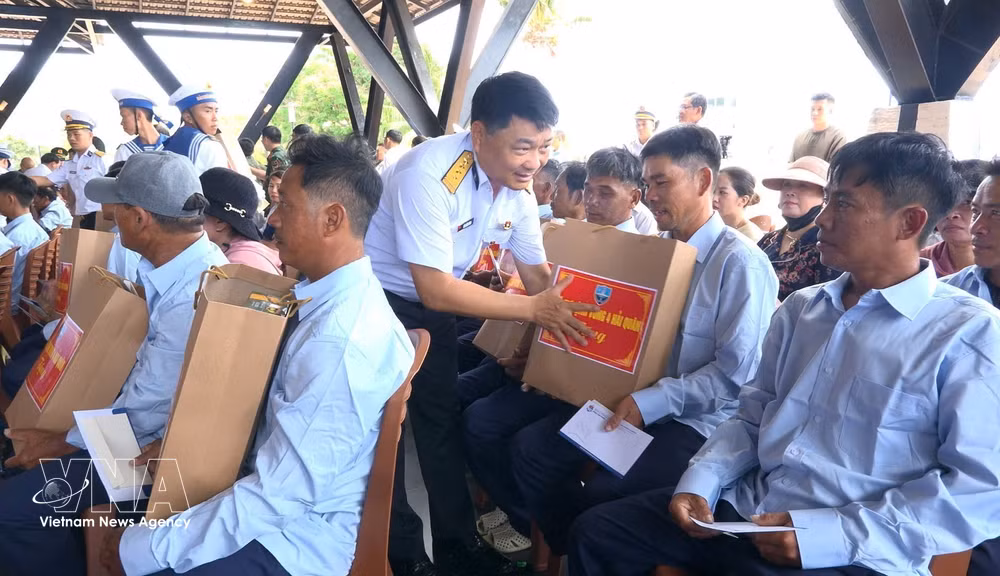 vnanet-potal-dua-32-ngu-dan-da-nang-gap-nan-bien-truong-sa-vao-bo-9000403.jpg