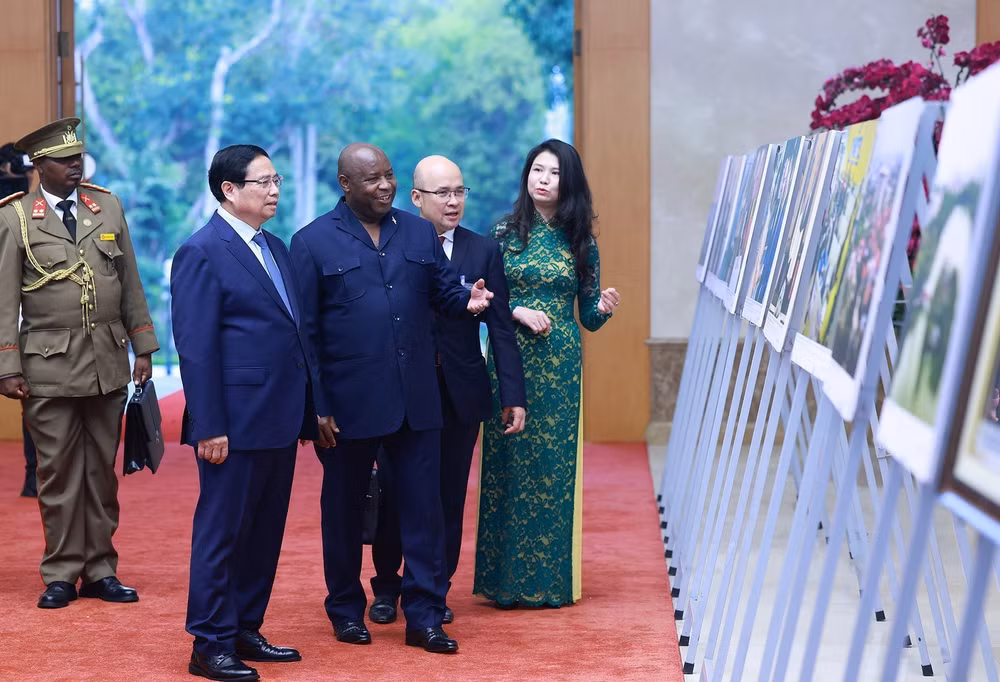 vna-potal-thu-tuong-pham-minh-chinh-va-tong-thong-burundi-tham-quan-trung-bay-anh-cua-7954650.jpg